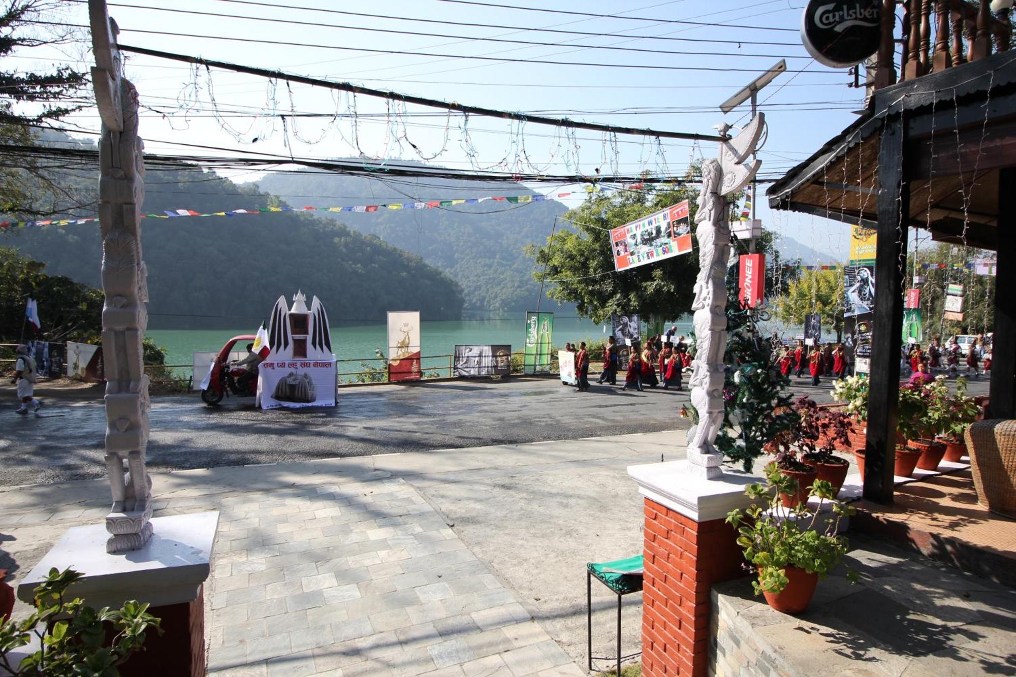 Lake View Resort Pokhara Exteriör bild