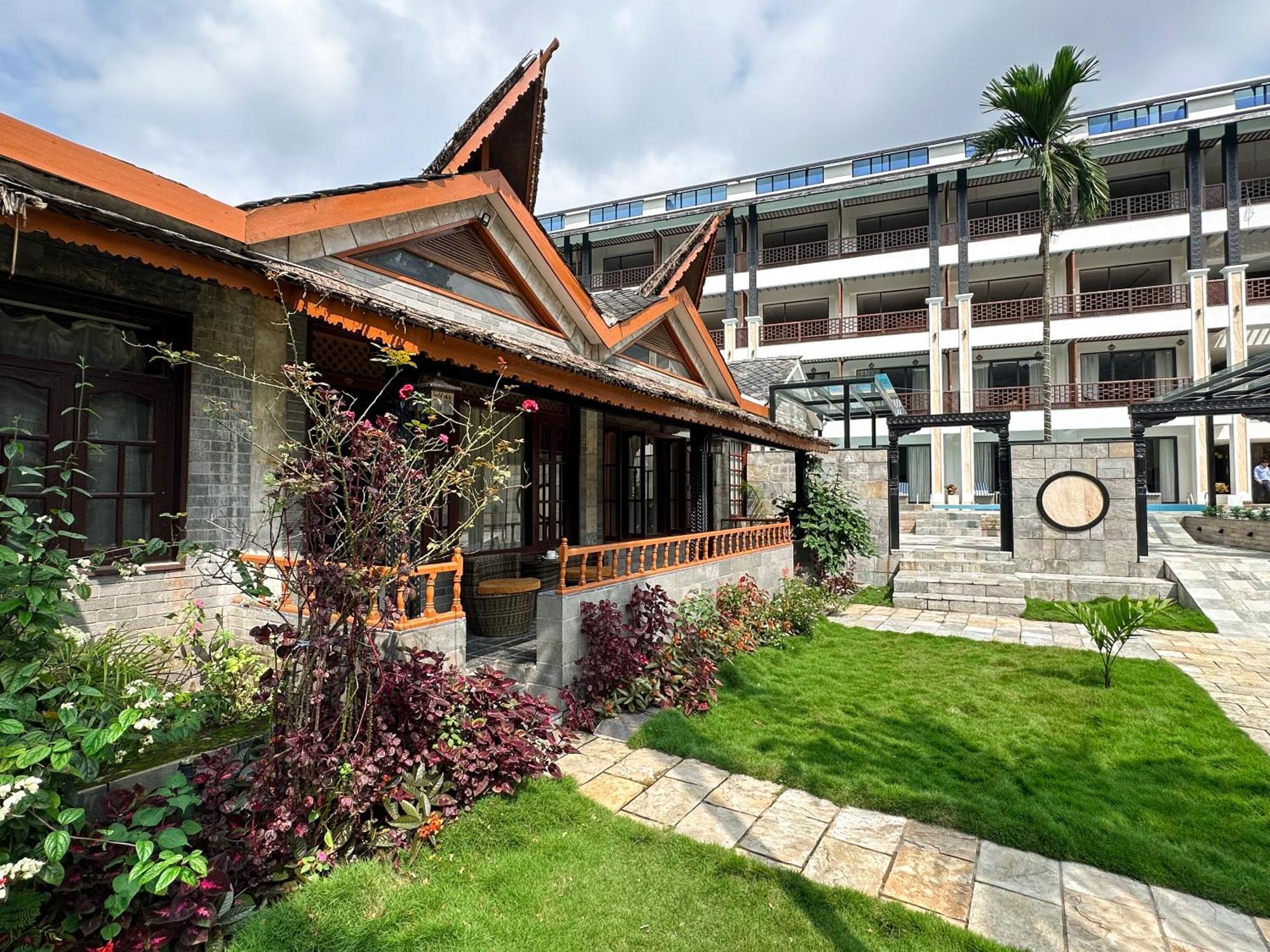 Lake View Resort Pokhara Exteriör bild