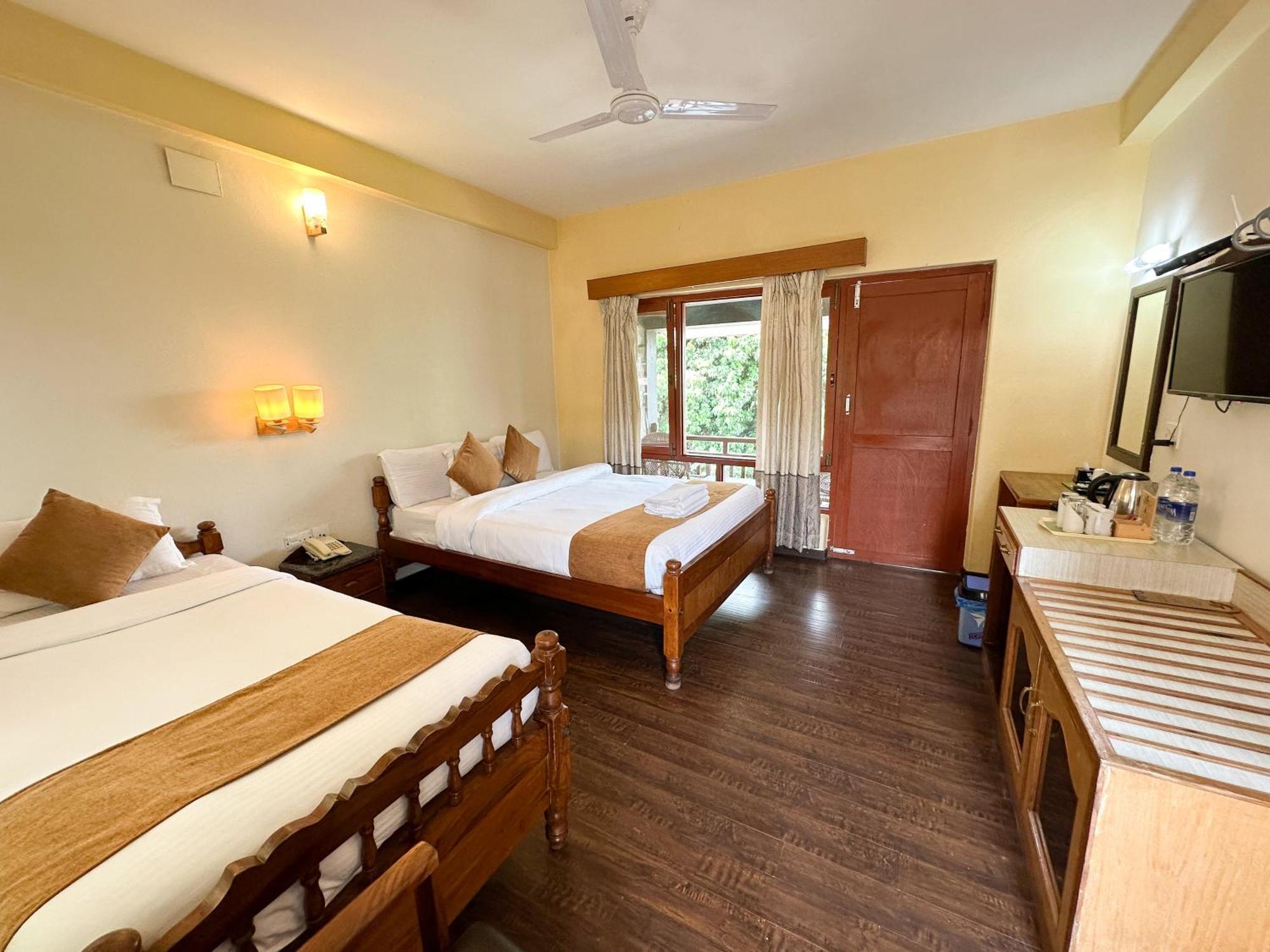 Lake View Resort Pokhara Exteriör bild