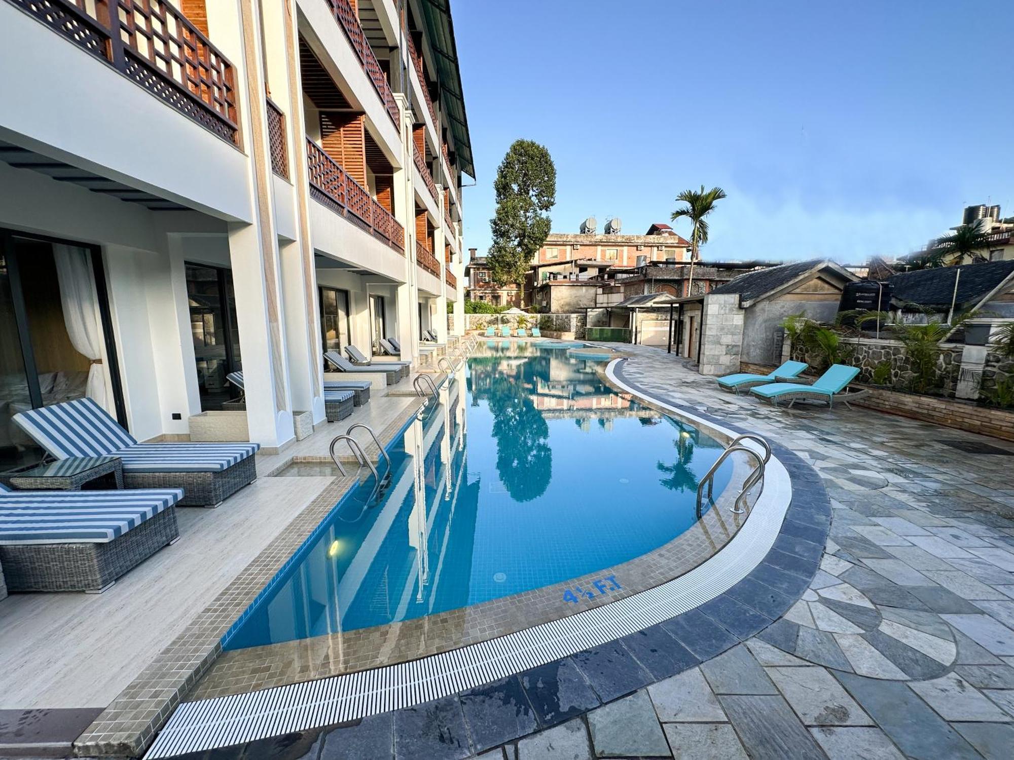 Lake View Resort Pokhara Exteriör bild