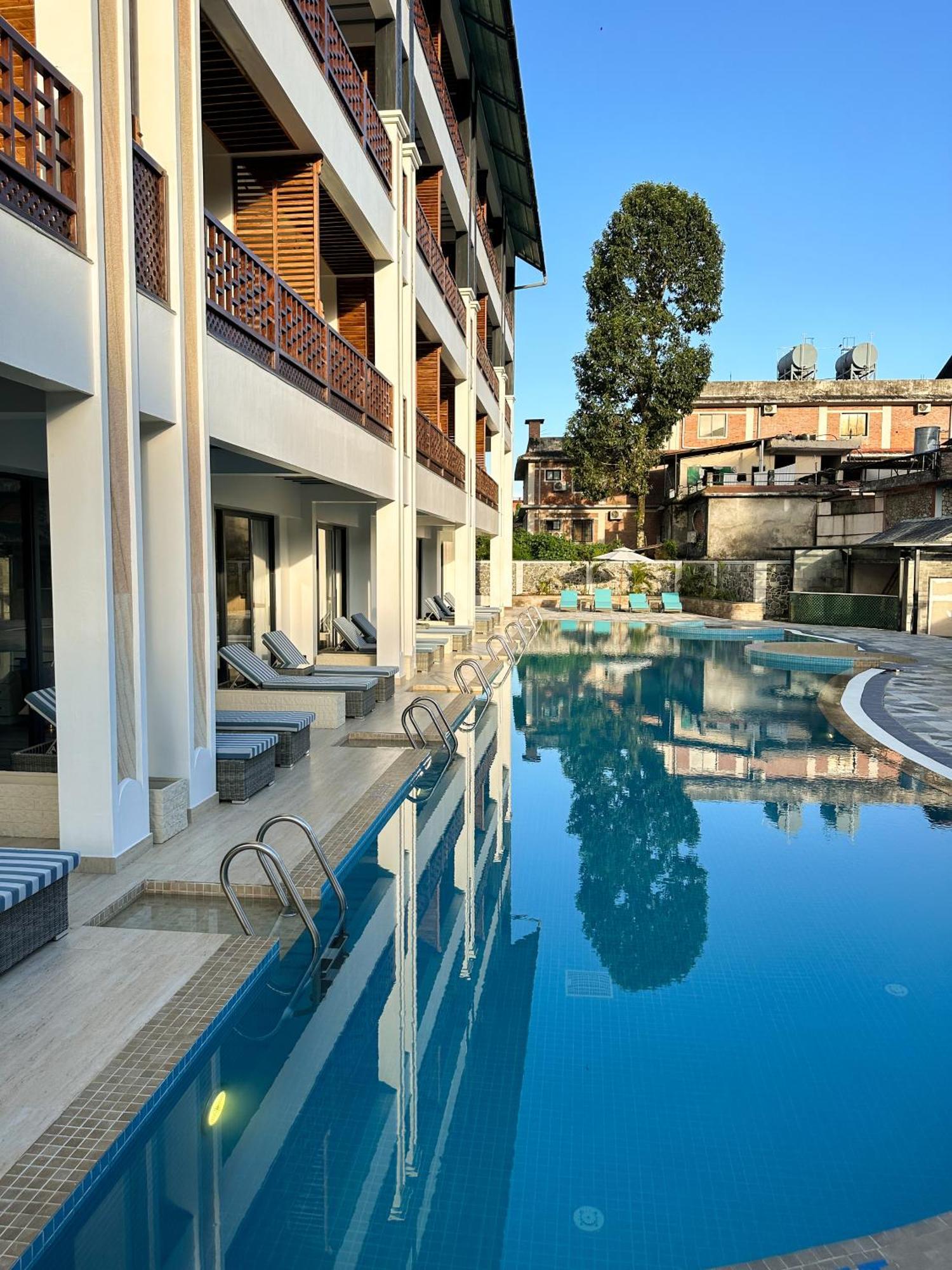 Lake View Resort Pokhara Exteriör bild