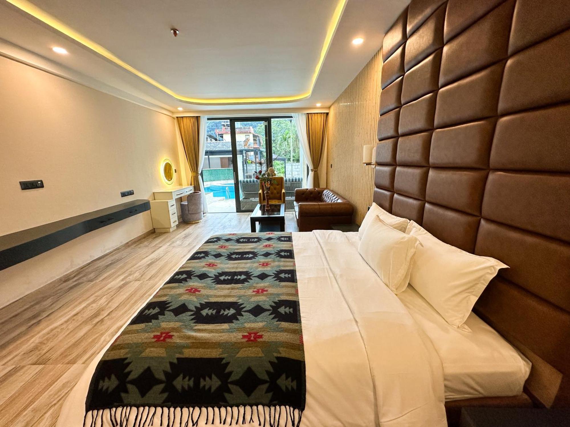 Lake View Resort Pokhara Exteriör bild