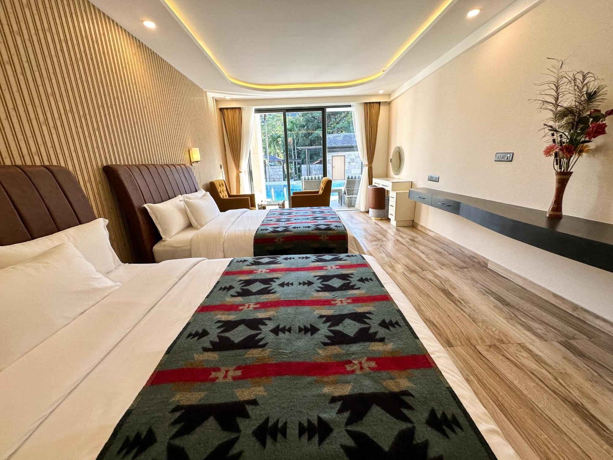 Lake View Resort Pokhara Exteriör bild