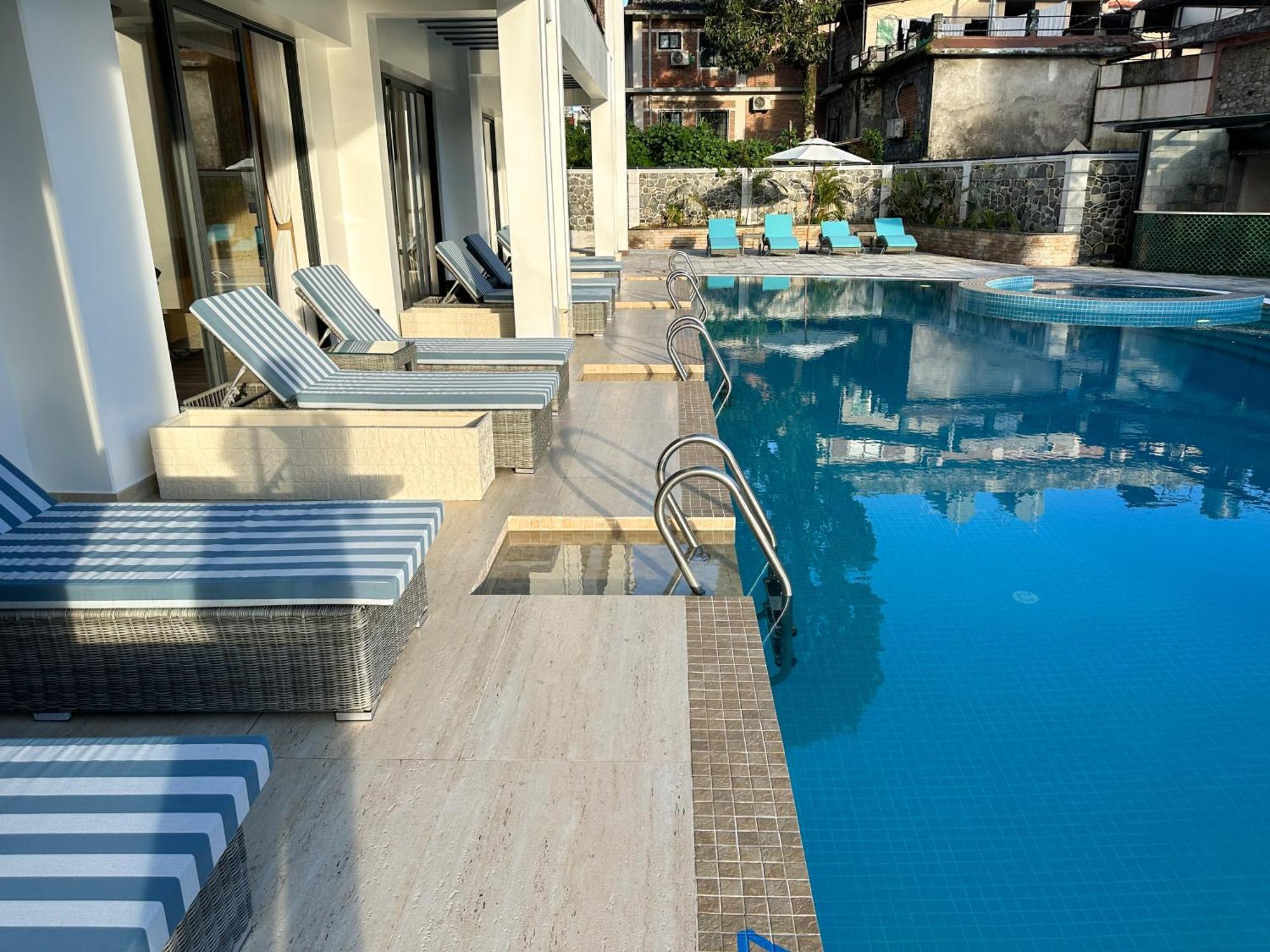 Lake View Resort Pokhara Exteriör bild