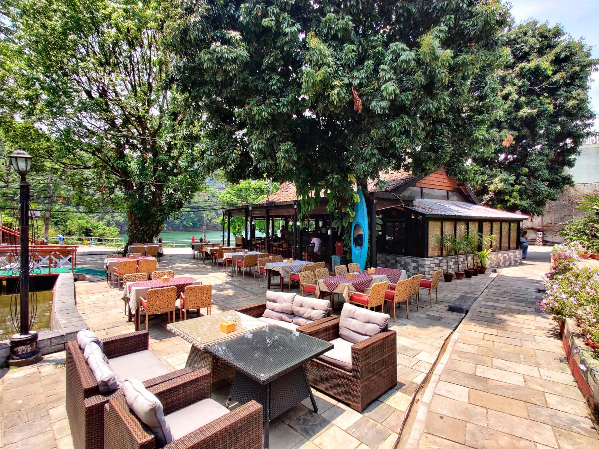 Lake View Resort Pokhara Exteriör bild