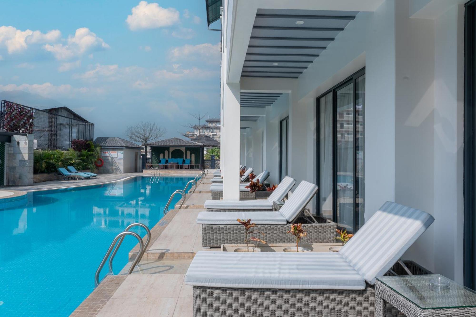 Lake View Resort Pokhara Exteriör bild