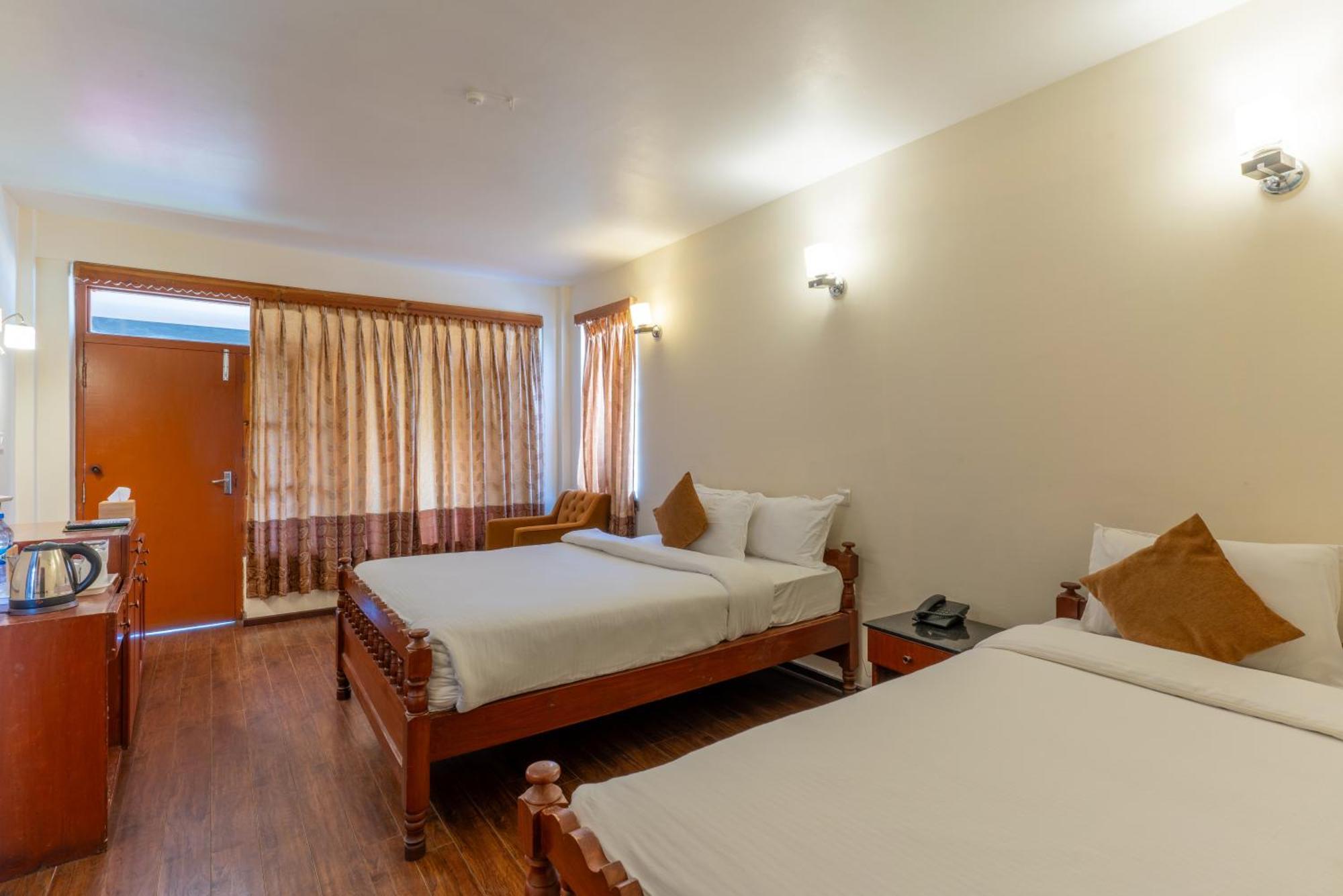 Lake View Resort Pokhara Exteriör bild
