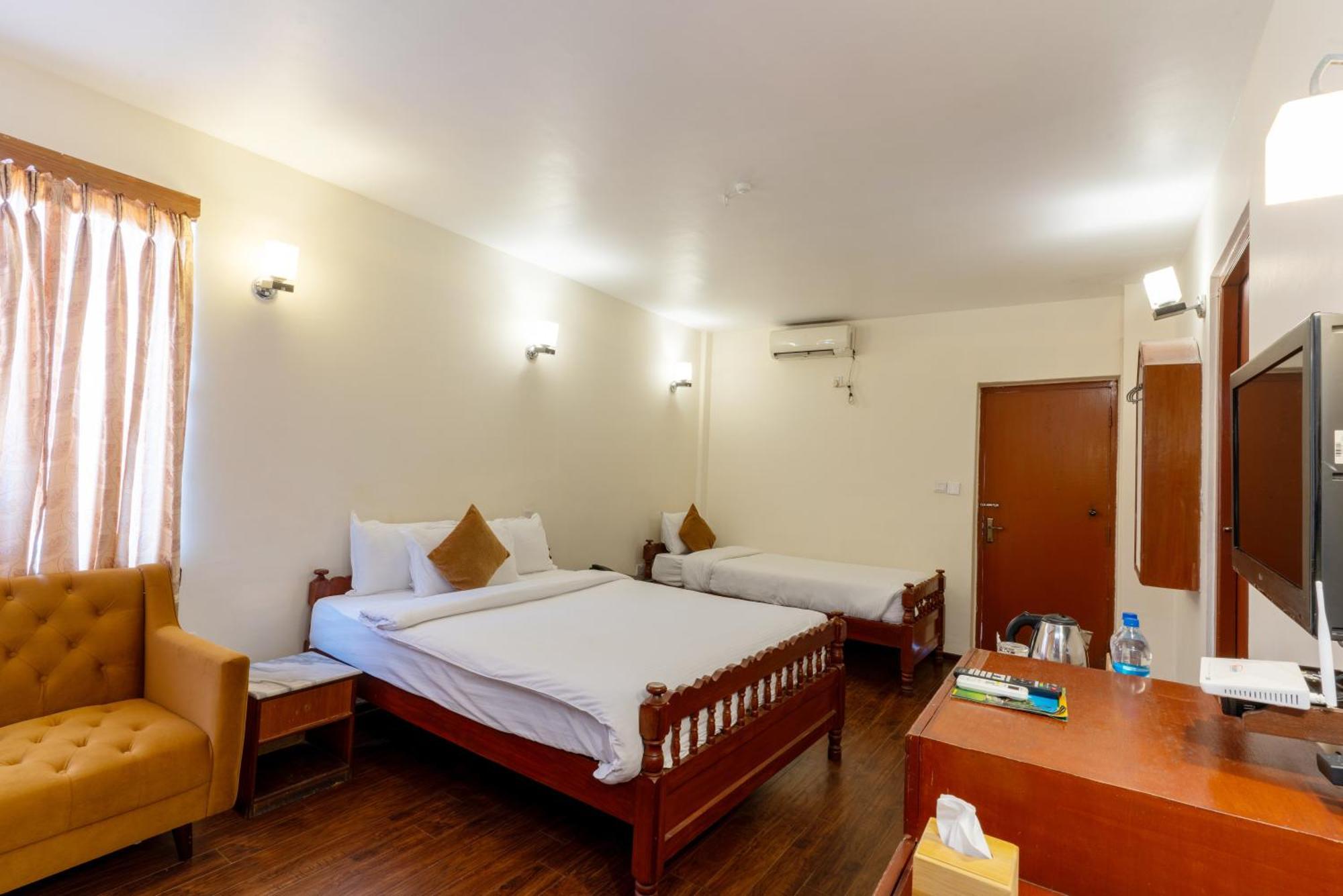Lake View Resort Pokhara Exteriör bild