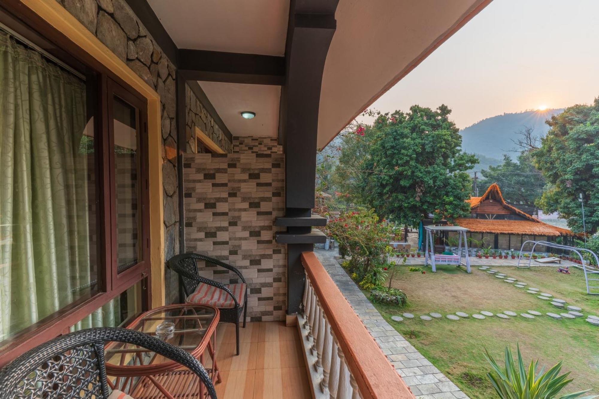Lake View Resort Pokhara Exteriör bild