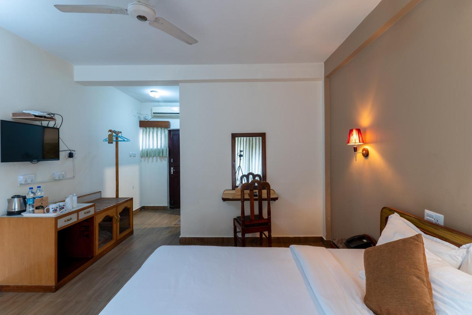 Lake View Resort Pokhara Exteriör bild